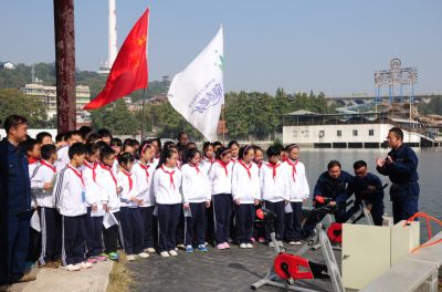 Green technicians teach water treatment knowledge to students in Lianhua Lake